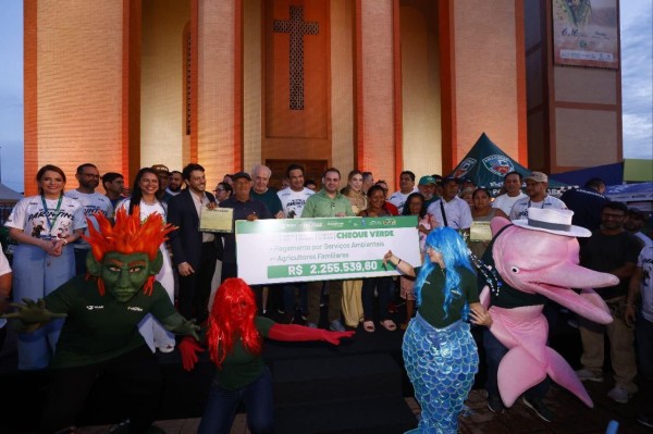 Em Parintins, Governador Roberto Cidade entrega R$ 2,2 milhões a produtores rurais por conservação da floresta