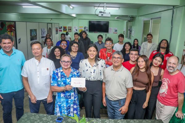 Mayra Dias entrega equipamentos a laboratório da UEA e fortalece ações de pesquisa e preservação cultural em Parintins