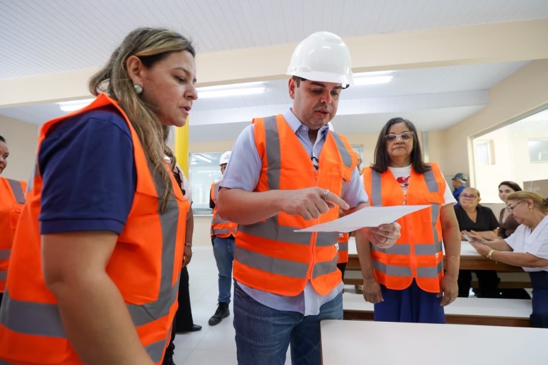 Governador Roberto Cidade fiscaliza melhorias de infraestrutura da Escola Alice Salermo e assina ordem de serviço para construção de 27 escolas indígenas