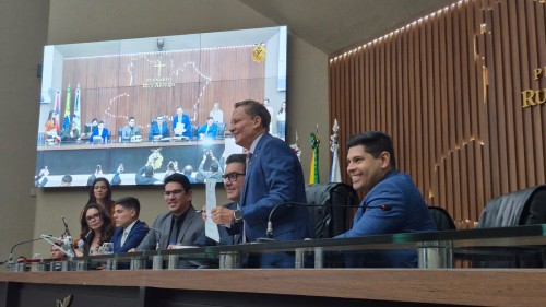 Adjuto Afonso é eleito presidente da Aleam com apoio de Roberto Cidade