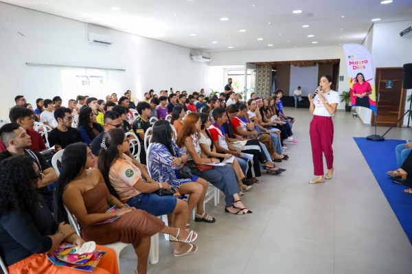 “A política precisa ouvir a juventude para construir um futuro melhor”, destaca Mayra Dias em encontro com jovens de Parintins