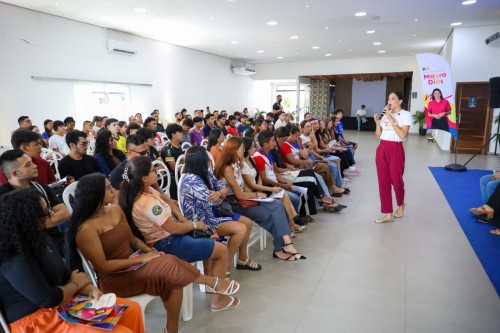 “A política precisa ouvir a juventude para construir um futuro melhor”, destaca Mayra Dias em encontro com jovens de Parintins