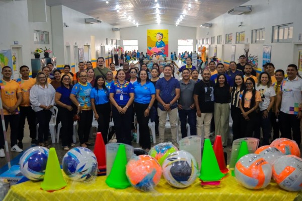 Parintins reforça Programa Escola em Tempo Integral com entrega de kits estudantis e materiais para oficinas