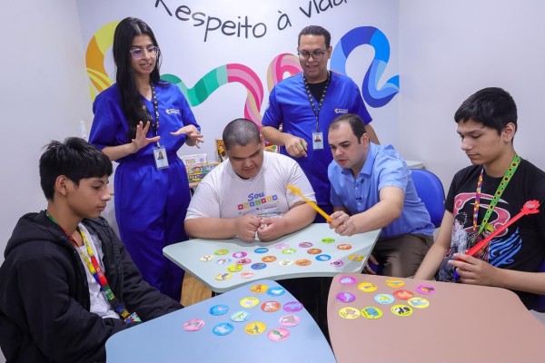 Para cuidar de autistas e suas famílias, Roberto Cidade anuncia criação da Secretaria da Causa TEA