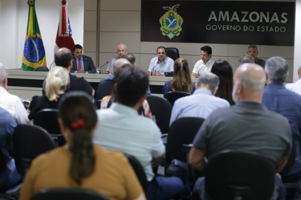Roberto Cidade conduz acordo com empresas médicas e garante repasse de R$ 276 milhões