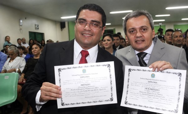 Carmona apresenta certidão que deixa de fora seis condenações no TCE-AM e demais chapa pedem impugnação