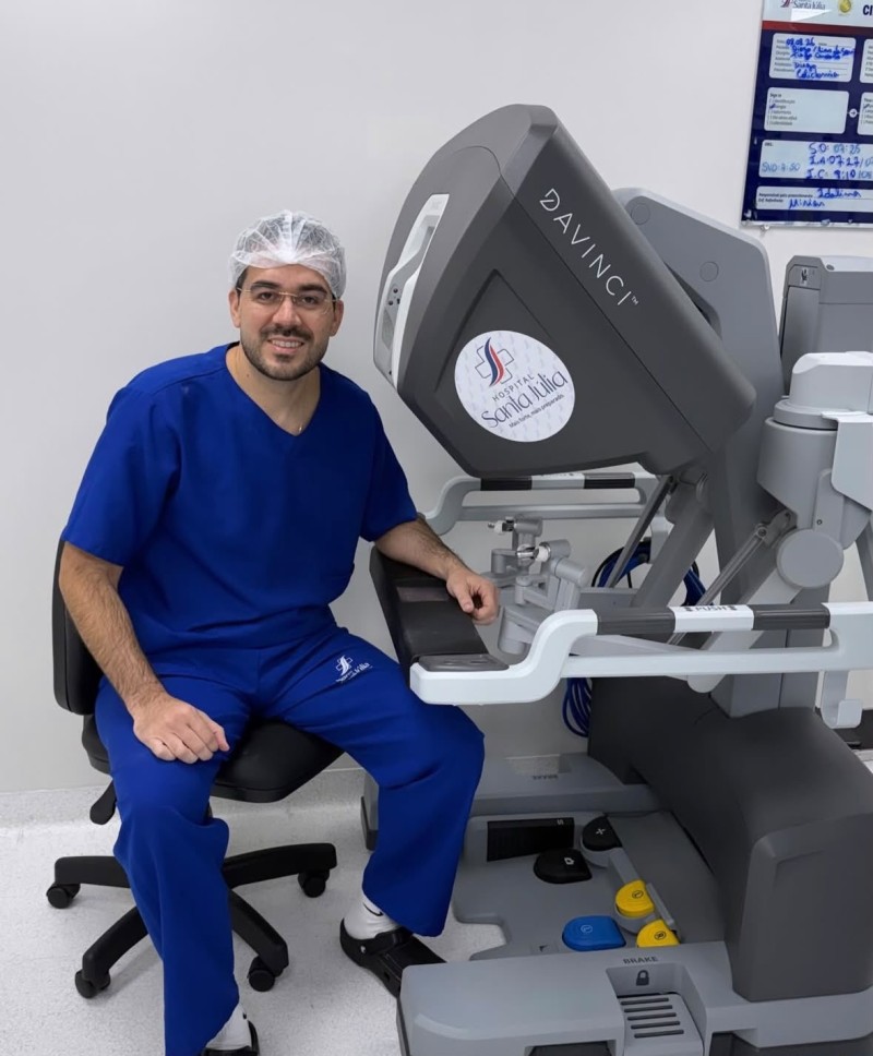 Médico parintinense Dr. Tiago Cardoso realiza primeira cirurgia do aparelho digestivo por via robótica no Amazonas