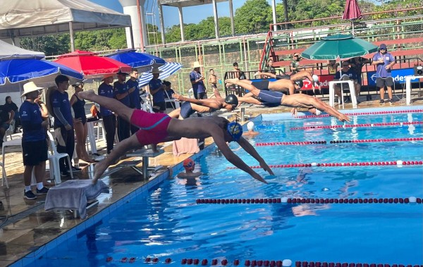 1ª Copa Parintins de Natação reúne quase 200 atletas com participação de atletas de Manaus e Maués