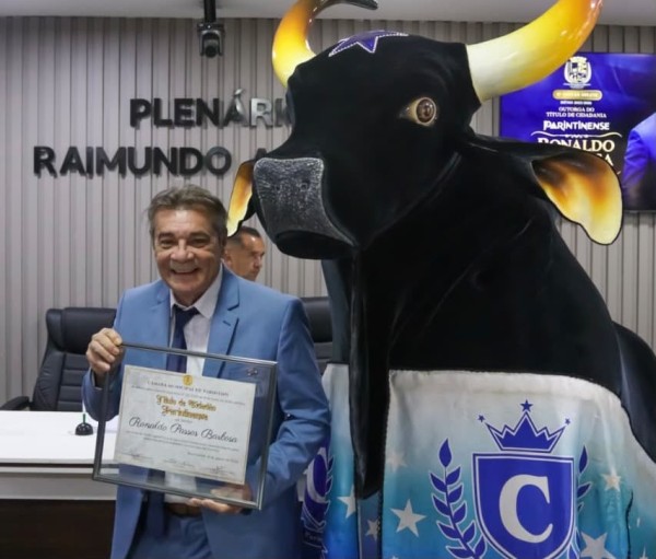 Poeta do Caprichoso, Ronaldo Barbosa, recebe cidadania parintinense