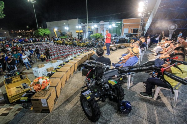 Prefeitura de Parintins entrega mais de 700 máquinas e equipamentos para a zona rural