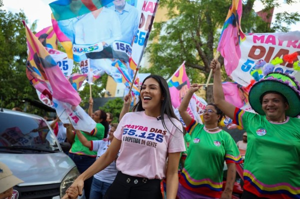 Adesivaço de Mayra Dias chega a Manaus e reúne apoiadores na capital