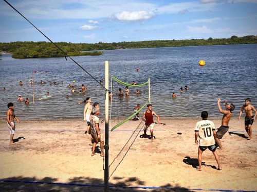 Prefeitura de Parintins amplia competições esportivas no Festival de Verão do Caburi com beach tênis, futevôlei e beach soccer