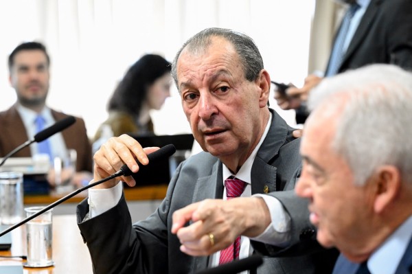 Omar apresenta relatório pelo fim da escala 6x1 e reduz a jornada semanal dos trabalhadores sem redução salarial