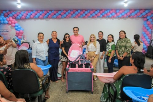 Prefeito Mateus Assayag entrega 200 kits bebê do Programa “Carinho de Mãe”