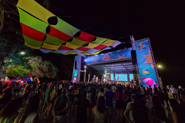 Com megaestrutura e valorização do artista da terra, Prefeitura de Parintins realiza Festival de Verão do Caburi