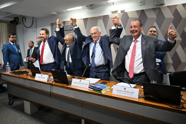 Com relato de Omar, comissão do Senado aprova projeto que reduz a jornada semanal dos trabalhadores sem redução salarial