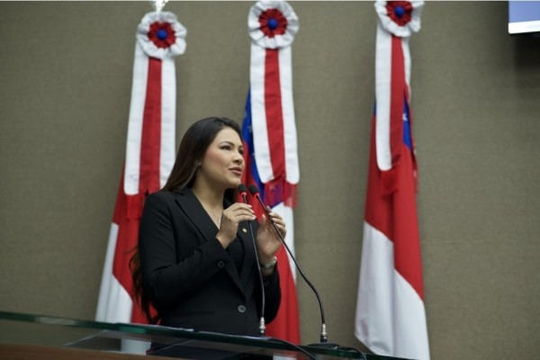 Brena Dianná defende jornada especial de trabalho para mulheres lactantes no Amazonas