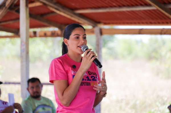 Mayra Dias defende valorização dos profissionais e mais tecnologia nas escolas do Amazonas