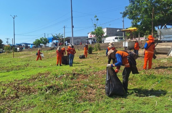 Durante a seca, Prefeitura de Parintins reforça limpeza e preservação das orlas
