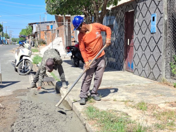 Obras de meio-fio e sarjeta melhoram infraestrutura de Parintins