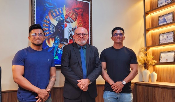 Cabo Linhares recebe obra que representa Caprichoso e Garantido e reforça valorização da cultura parintinense