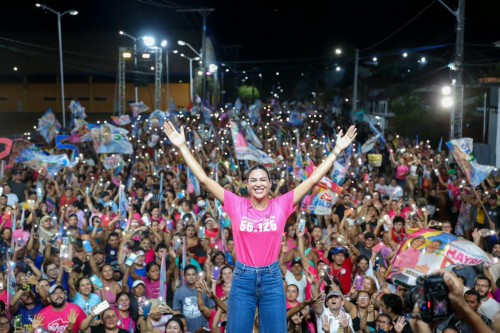 Em ‘arrastão’ pelas ruas, Mayra Dias reúne mais de 25 mil pessoas no encerramento da campanha em Parintins