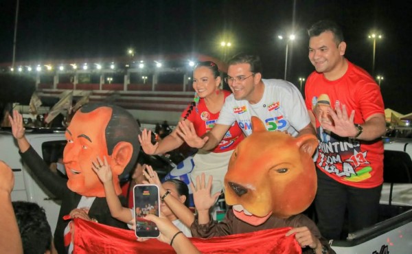 Prefeito Mateus pede votos para Lula e Omar em grande carreata e afirma: “Preciso dos dois para trazer investimentos a Parintins”