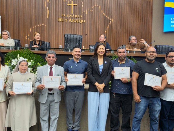 Brena Dianná realiza a primeira sessão especial em homenagem à comunidade surda da Aleam