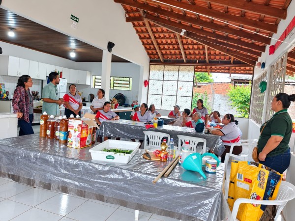 Prefeitura de Parintins inicia Semana Municipal do Consumo Consciente com oficina de sabão ecológico