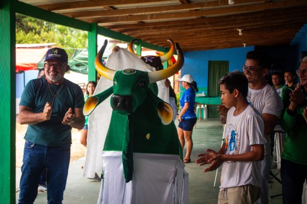Vereador Cabo Linhares acompanha entrega do Boi Verdinho ao Projeto Povos da Floresta, em Vila Amazônia
