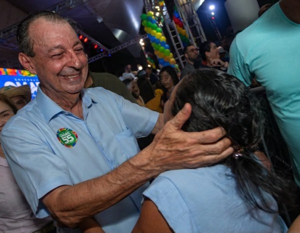 Nova pesquisa aponta que Omar Aziz chega à véspera do segundo turno com 60,6% dos votos válidos