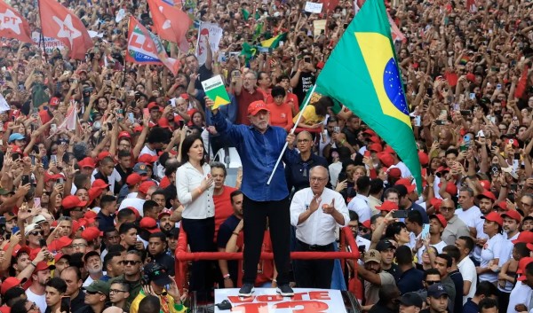 Lula é reeleito presidente do Brasil em virada histórica