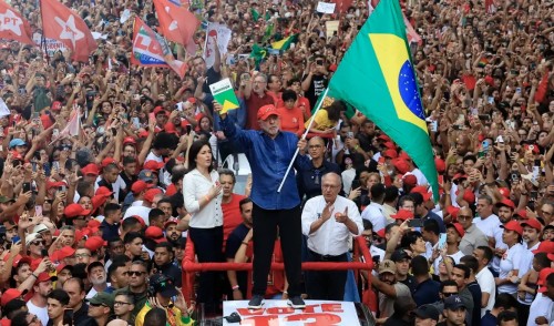 Lula é reeleito presidente do Brasil em virada histórica