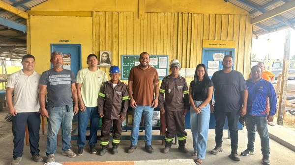 Prefeitura de Parintins entrega equipamentos para servidores da Secretaria de Infraestrutura