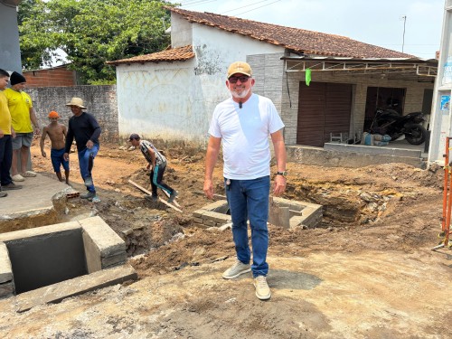 Prefeito em exercício Cabo Linhares acompanha obra de drenagem e atende demandas da população em Parintins