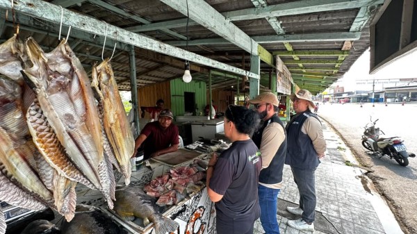 Secretarias municipais realizam ação conjunta de fiscalização e orientação na Feira do Peixe