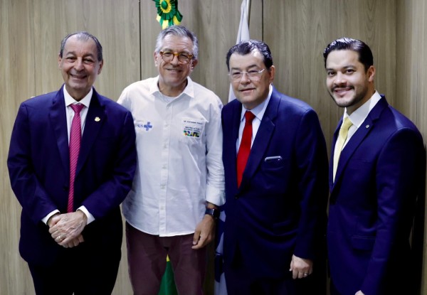 Governador eleito Omar Aziz discute ações emergenciais para a saúde do Amazonas com ministro Padilha em Brasília
