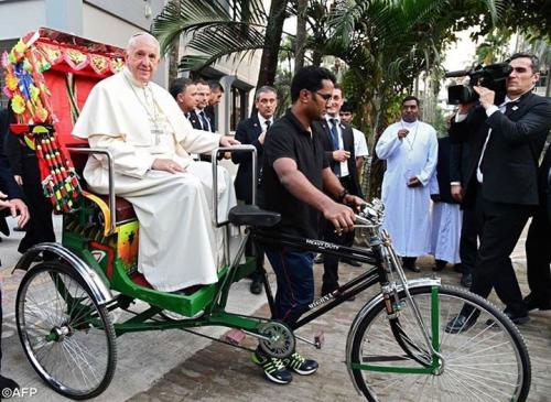 Papa Francisco passeia de riquixá 