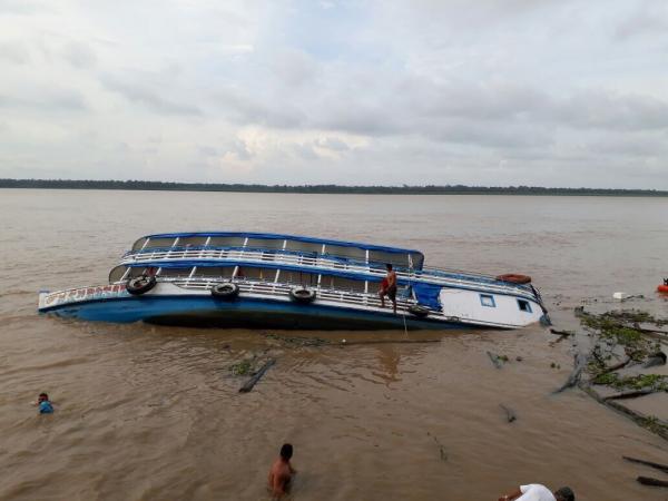 Barco Nossa Senhora do Rosário vai a pique no Rio Amazonas 