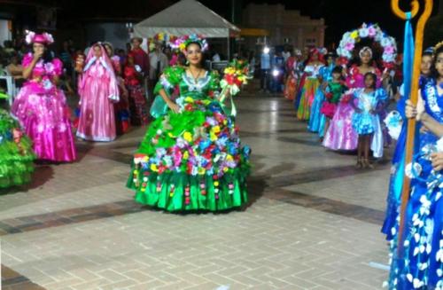 Pastorinhas de Parintins brincam a tradição na Praça da Catedral