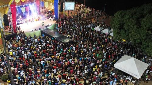 Foliões elegem Rei Momo, Rainha e as Rainhas Gay no Carnaval de Parintins 