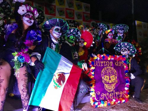 Kuat leva multidão no tradicional baile de fantasia 