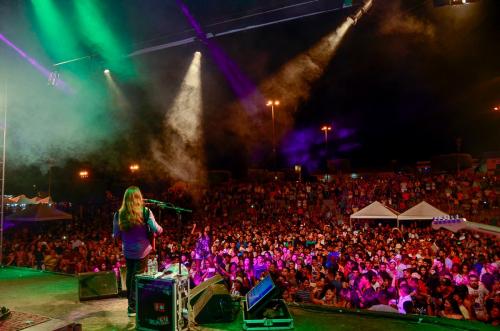 Foliões vão ao delírio com Dorgival Dantas no Carnachoeira de Presidente Figueiredo 