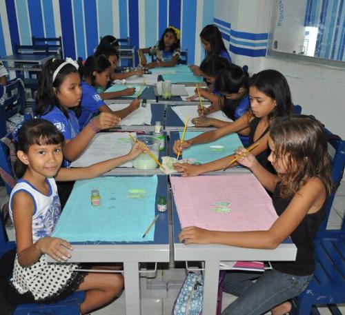 Presidente do Caprichoso prestígia  crianças da Escolinha de Artes 