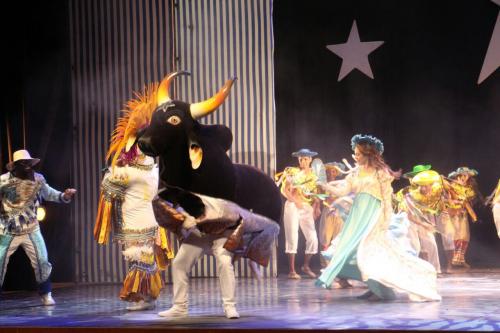 Teatro Amazonas azulou na gravação do DVD Sabedoria Popular do Caprichoso 