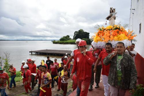 Imagem de Nossa Senhora do Carmo recebida com festa e fervor no Garantido 
