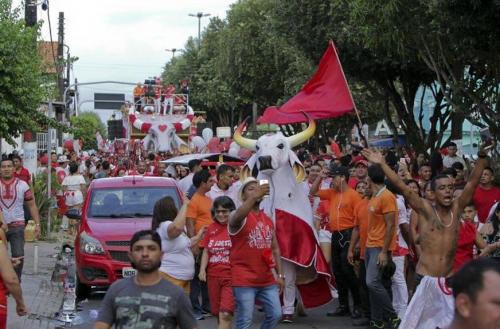 Garantido sai às ruas de Parintins para comemorar 30 anos de Bumbódromo