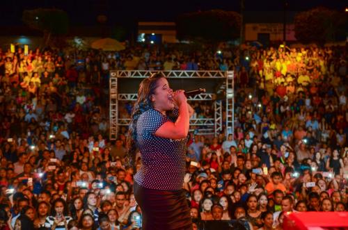 Festa do Evangélico: Cassiane faz show para multidão em Presidente Figueiredo