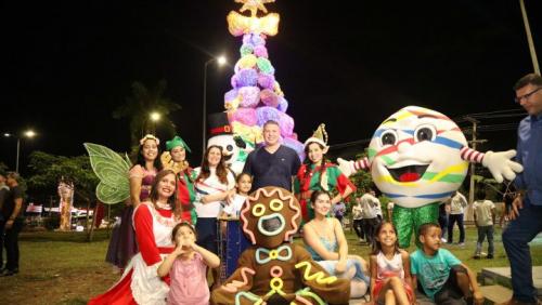 Prefeitura inaugura árvore de Natal sustentável na Cidade Nova