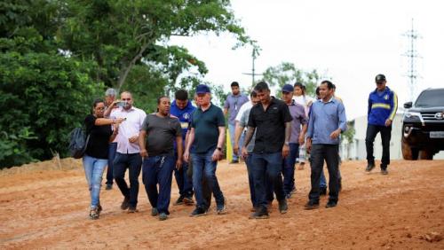 Prefeito Arthur vistoria obra de ponte no Nova República